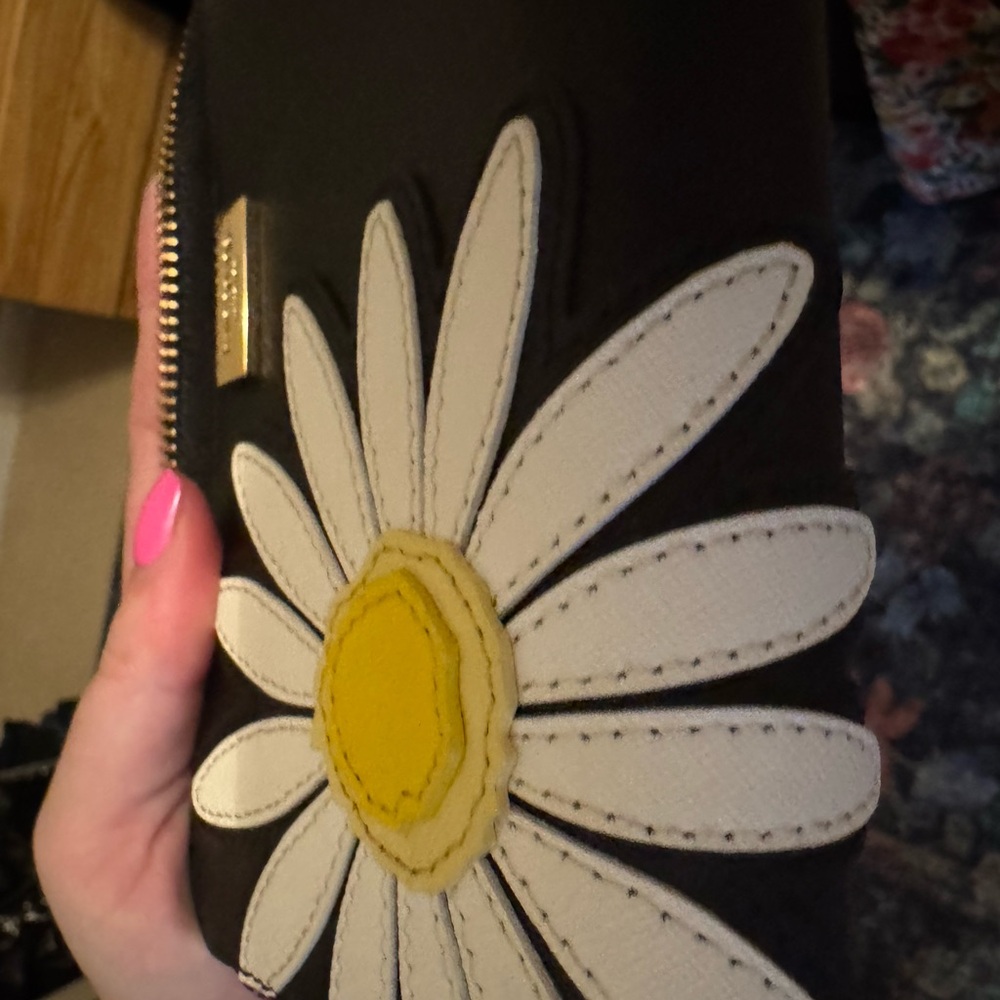 Kate Spade Daisy Wallet - Picture 3 of 5